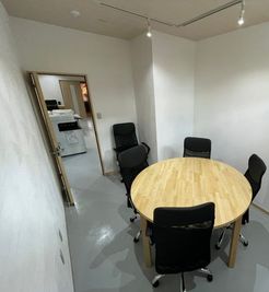 いいオフィス安里 by コワーキングスペース78 会議室6号室の室内の写真
