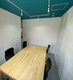 いいオフィス安里 by コワーキングスペース78 会議室5号室の室内の写真