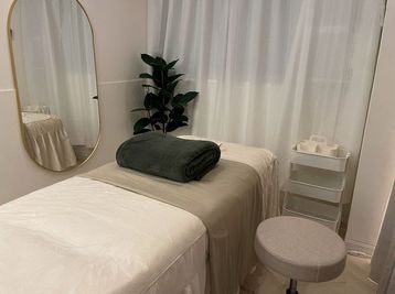 調光式の天井ダウンライトの他に照明器具がいくつかあります。用途に合わせてお使いください。 - 第二東里ビル315号室 レンタルスペース Foryou 🆕OPEN特価✨ 内装重視 破格のレンタルサロンの室内の写真