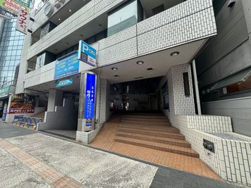 日比谷線六本木駅出口「3」より徒歩15秒の好立地！ - ワンコイン会議室 六本木の外観の写真