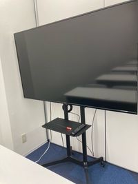 後ろに大型モニターも準備しており、後ろの席に座った方も見づらさはありません - On your marks(オンユアマークス) 会議室ABの室内の写真