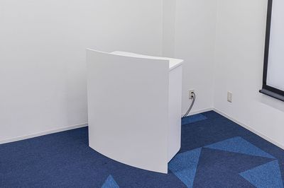 演台 - On your marks(オンユアマークス) 会議室ABの設備の写真