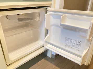 小さい製氷スペース付きの冷蔵庫 - レンタルスペースこもれび シリウス梅田 byレンタルスペースこもれびの設備の写真