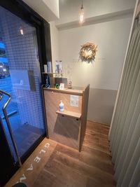 カウンターの受付がありますので、お客様も安心です♪ - GLEAMSeye 半個室レンタルサロンの入口の写真