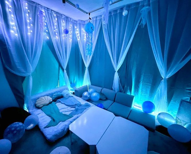 プラネタリウムを灯すとロマンチックな雰囲気に！デートにぴったり♪ - Azur 心斎橋 Mermaidroom 心斎橋 の室内の写真
