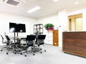 コワーキングスペース内観 - plug078元町店 プライベート空間の半個室【ソロブース】オンライン会議OKの室内の写真