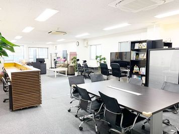 コワーキングスペース全体の内観 - plug078元町店 プライベート空間の半個室【ソロブース】オンライン会議OKの室内の写真