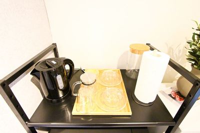 電気ポット・食器類・キッチンペーパー - レンタルサロンtreat中目黒 完全個室プライベートサロンの設備の写真