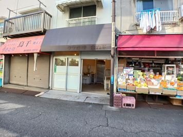 右隣は八百屋さん、左隣は閉店しています - 江原町すみれハウス 特別キャンペーン実施中・✦・中野江原町すみれハウス・✦・の外観の写真