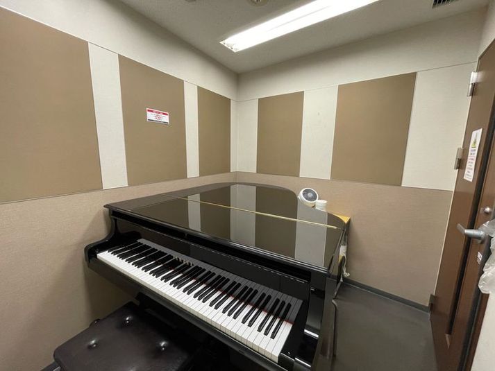 ヤマハグランドピアノC1L - ミュージックアベニュー自由が丘 グランドピアノC1L　防音部屋 　S6番教室の室内の写真