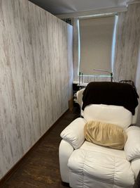 リクライニングソファ／施術者用椅子 - RAKT salon  ネイル、マツエク、まつ毛カールレンタルスペースの室内の写真