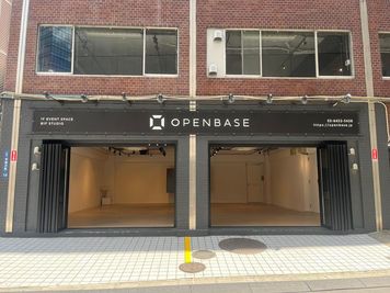 【外観】路面側の扉は全て開くことが可能 - OPENBASE SHIBUYA 1F OPENBASE SHIBUYA （オープンベース渋谷）の入口の写真