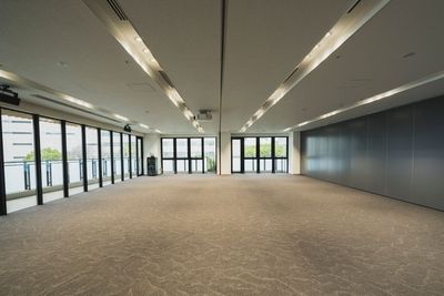 斎館4階、5階　50坪(168㎡)　スクール形式40名　会議/セミナー/講習会/試験会場/研修/シンポジウム/イベント/展示会 - 警固神社社務所ビル　斎館(貸会場) セミナー/会議/研修/イベント/展示会(物販不可・4階50坪）の室内の写真