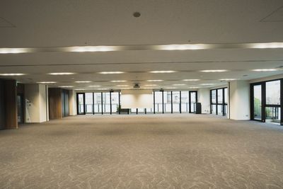 斎館4階、5階　75坪(252㎡)　スクール形式40名　会議/セミナー/講習会/試験会場/研修/シンポジウム/イベント/展示会 - 警固神社社務所ビル　斎館(貸会場) セミナー/会議/研修/イベント/展示会(物販不可・5階75坪）の室内の写真