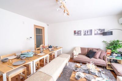 採光抜群の室内、撮影向きのスペース✨夜は100インチプロジェクターでゆっくりくつろげる⭐️デートプラン、ママ会に最適なスペース💕💕 - 【曽根崎】東梅田4分✨デート💖誕生日会🎂推し活💖 2SN 東梅田4分💖誕生日会•推し活•デートの室内の写真