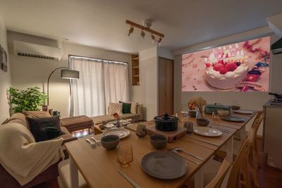 デートプランに最適なスペース💕💕💕●etflix/●ulu見放題（ご自身のアカウントでログイン - 【曽根崎】東梅田4分✨デート💖誕生日会🎂推し活💖 2SN 東梅田4分💖誕生日会•推し活•デートの室内の写真