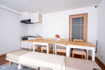 大きなテーブルでパーティーも✨ - 【曽根崎】東梅田4分✨デート💖誕生日会🎂推し活💖 2SN 東梅田4分💖誕生日会•推し活•デートの室内の写真