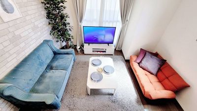 右のオレンジのソファーに新調しました。 - ViVi梅田 キッチン付きパーティルームの室内の写真