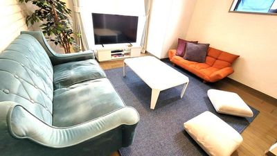 オレンジのソファーとともに、絨毯も新調しました!! - ViVi梅田 キッチン付きパーティルームの室内の写真