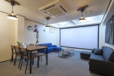夜でもスクリーン前の電気を付ければ明るくなり会議等の利用も問題なく行えます - RentalSpace kite./Studio LOKU RentalSpace kite. [個人利用プラン]の室内の写真