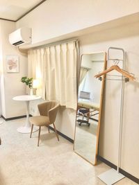 こちらの窓を開けて換気してください。 - 白い部屋  完全個室 | 白金台駅1分  目黒駅12分 期間限定10％OFF |  wifi無料｜備品充実の完全個室の室内の写真