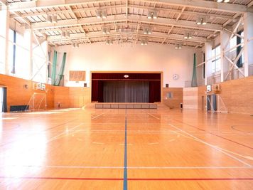 廃校になった小学校の体育館です。校庭も貸出いたします - 八ヶ岳コモンズ