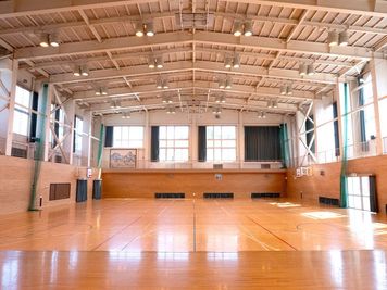 元小学校の体育館です（背面） - 没頭空間 八ヶ岳コモンズ 体育館の室内の写真