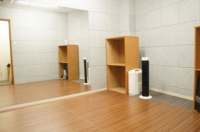 ヨガやピラティス、フラなどでご利用いただける土足厳禁のフローリング仕様（無料オプション） - はいから個室スタジオ　大森店 Cスタジオ／個人練習専用の個室～楽器・ダンス・ バレエ・ ヨガの室内の写真