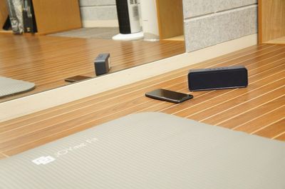 bluetoothスピーカーを使えばスマホから音質の良い音楽が聴こえます。 - はいから個室スタジオ　大森店 Cスタジオ／個人練習専用の個室～楽器・ダンス・ バレエ・ ヨガの設備の写真