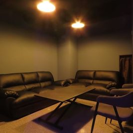
【ソファー席】
ゆったりソファーの半個室もあります。大部屋と繋がっておりステージも見えます！ - SPICA赤坂 カラオケ付パーティールームの室内の写真