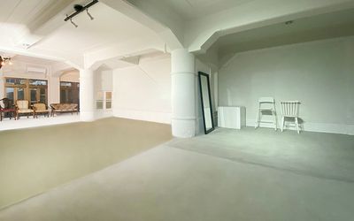 床の1/3はモルタル - T5 STUDIO 大阪港／天保山 撮影スタジオ＆レンタルスペースの室内の写真