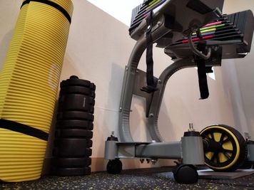 ヨガマット、フォームローラー、アブローラーもご自由にお使いください。 - スペイシャス緑地公園 WAHAHA RENTAL GYM 大阪・緑地公園駅前店の設備の写真