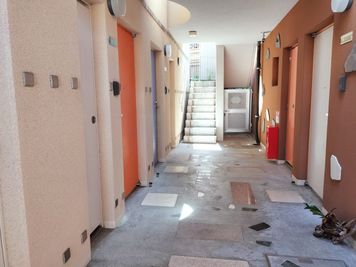 左奥の、ブルーのドアが入口です。 - スペイシャス緑地公園 WAHAHA RENTAL GYM 大阪・緑地公園駅前店の入口の写真