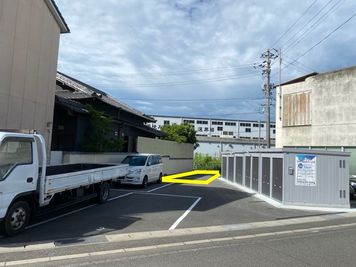 クルマは現地右隣の〔Garage＆Trunk〕に停めてください。
5番・6番（3番の後方）がご利用頂けます。 - アメリカンダイナースタジオ糸崎 【5名様以上はこちら】アメリカンダイナースタジオ糸崎のその他の写真