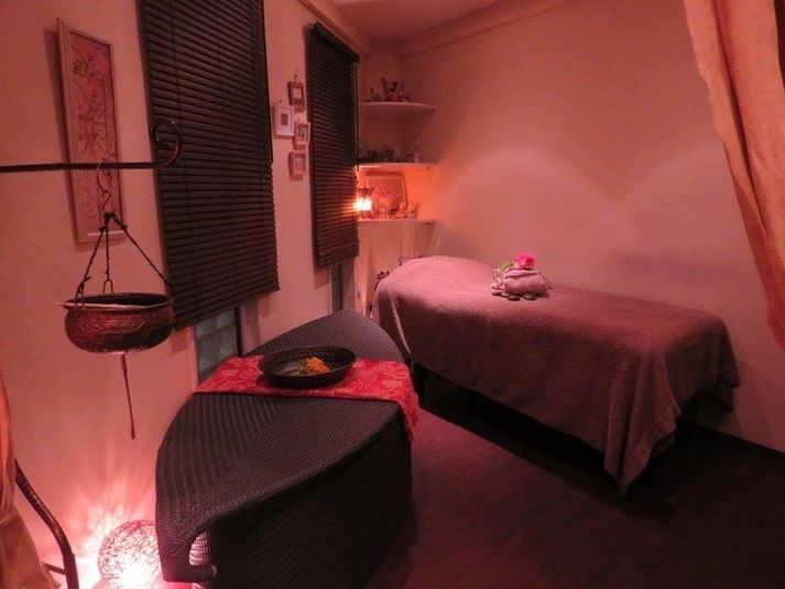 施術ベッド、ハマム浴ベッド、シーロダーラ - エステ＆アーユルヴェーダサロン ROSAの室内の写真