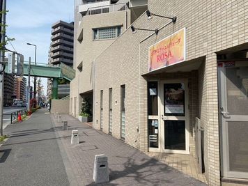 入り口外観。メトロ南北線３番出口目の前。 - エステ＆アーユルヴェーダサロン ROSAの外観の写真