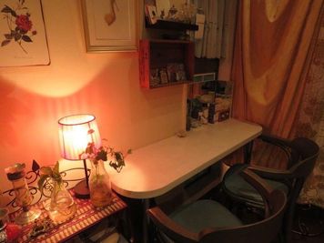 カウンセリングテーブル、椅子２脚。 - エステ＆アーユルヴェーダサロン ROSAの室内の写真