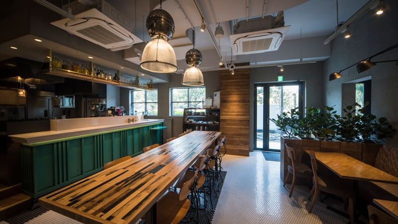抜け感は緑が豊か - ワールドネイバーズカフェ清澄白河 ランドリー併設型カフェの室内の写真