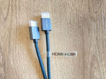 パソコンとプロジェクター/モニターに接続用のHDMI-HDMIケーブル - space HIRO馬喰町貸し会議室 貸し会議室の設備の写真