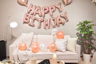 ソファ背面は飾り付けができます🎈撮影にも大好評！ - パーティールームAivic池袋西口の室内の写真