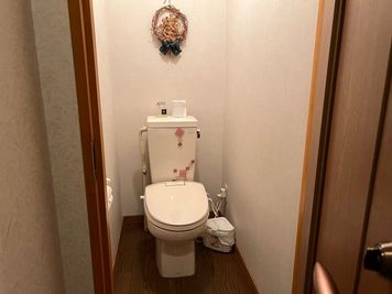 各部屋に専用トイレがあります。 - ロッジ・ヴィスタ内 Web会議用貸会議室の設備の写真