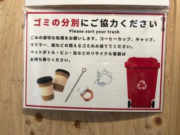神戸駅前コワーキングスペース Suki_ma（スキマ） 【R-15】 ２名料金_広い完全個室ブース_神戸駅前スキマの室内の写真