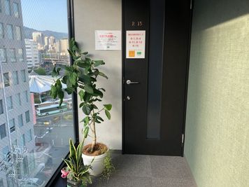 明るい神戸駅前のスペースです。 - 神戸駅前コワーキングスペース Suki_ma（スキマ） 【R-15】 ２名料金_広い完全個室ブース_神戸駅前スキマのその他の写真