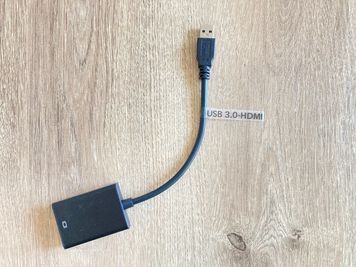 USBポートのパソコンとHDMIケーブルを接続するためのUSB３.０-HDMIケーブル - space HIRO馬喰町貸し会議室 貸し会議室の設備の写真