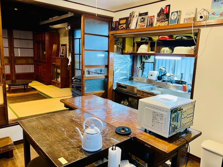 手前がキッチンです。奥のお部屋は居間利用者との共有スペースとなっており、ご利用いただけます。 - 蔵と和風庭園の築140年の古民家、熊谷の癒されスペース【ミンカ】 熊谷市の古民家キッチン☆レイチェル・クーの小さなキッチン日本版の室内の写真