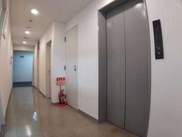 2階の廊下 - 【大阪･梅田】天しもビル屋上レンタル撮影スタジオ 屋上レンタルスペース【コスプレ写真プラン】の室内の写真