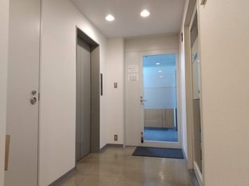 2階の受付 - 【大阪･梅田】天しもビル屋上レンタル撮影スタジオ 屋上レンタルスペース【一般利用プラン】の室内の写真