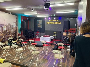 椅子を完備しているのでこのようなセッティングも可能 - 【流山市】音楽スタジオ・ダンス・卓球の【PETIT ARENA】 小さなライブ・イベントスペースに！江戸川台駅東口徒歩3分の設備の写真