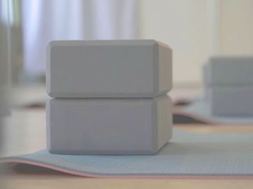 ヨガブロック、ヨガマットなどのプロップスは無料でお使いいただけます。 - SOLARI Rental Studio 日本橋 SOLARI レンタルスタジオ 日本橋の設備の写真