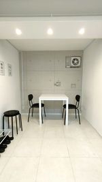 テーブルが１台、椅子が４脚ございます - STUDIO Rient 大宮の設備の写真